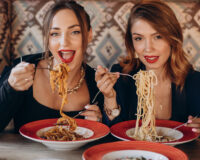 Ecco la ricetta degli spaghetti al caffè per sorprendere i tuoi amici durante una cenetta all’aria aperta