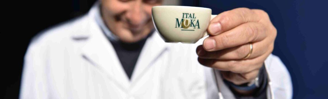 Come bere il caffè secondo il galateo