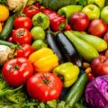 Chicchi di caffè e verdure o ortaggi, gusto primaverile ed estivo. Armonia inaspettata