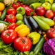 Chicchi di caffè e verdure o ortaggi, gusto primaverile ed estivo. Armonia inaspettata
